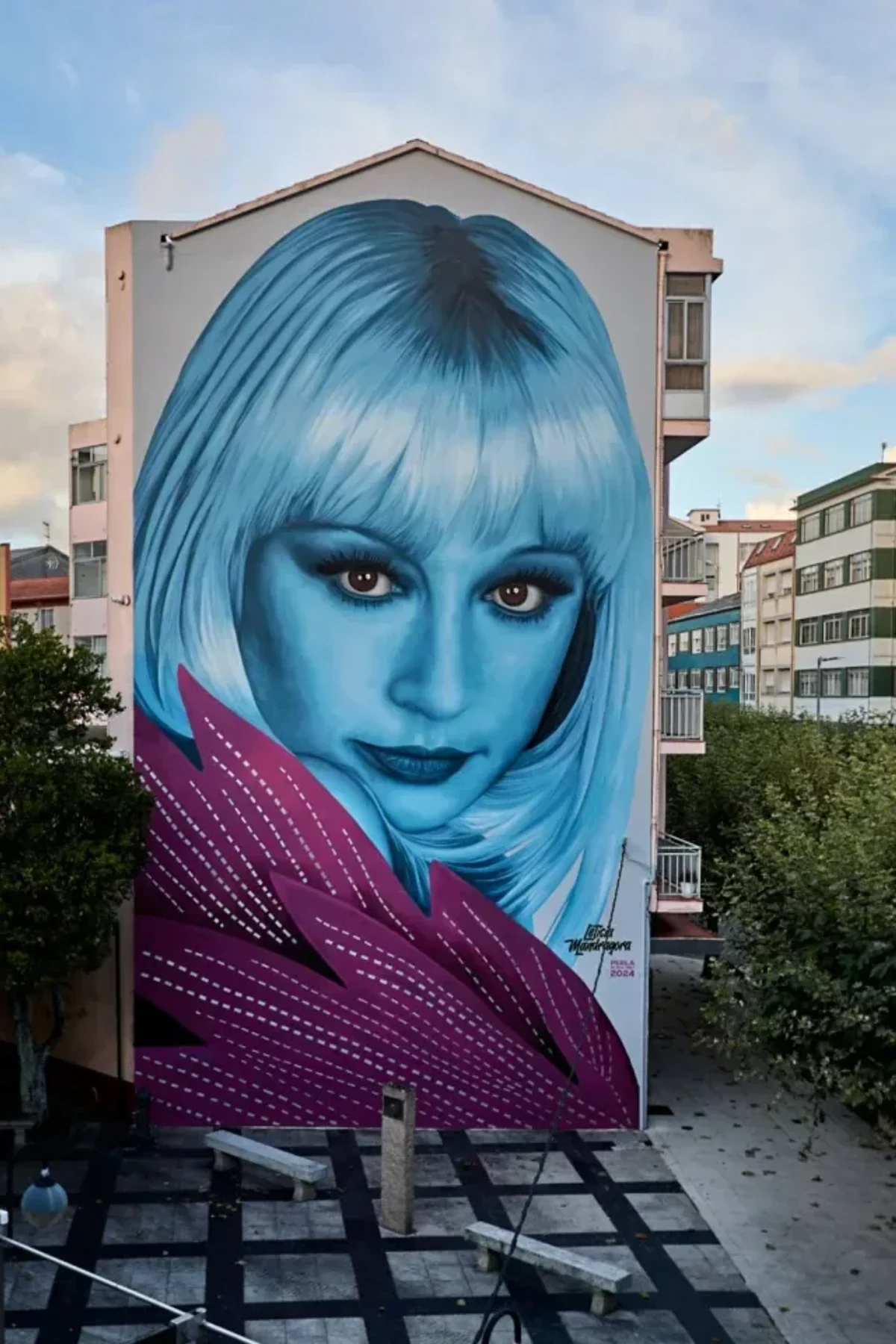 Retrato mural de Raffaella Carrà por Leticia Mandrágora