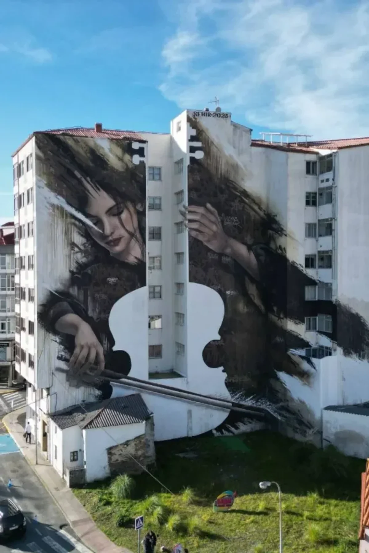 A Violonchelista de Fene, mural de Sfhir
