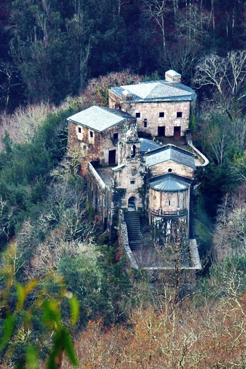 Mosteiro de San Xoán de Caaveiro entre o bosque das Fragas do Eume
